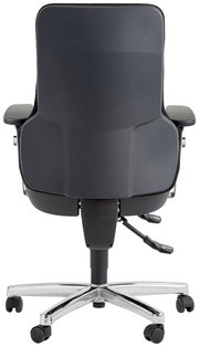 Rückansicht eines modernen Drehsessels mit schwarzer Rückenlehne und verchromtem Fußkreuz auf Rollen.