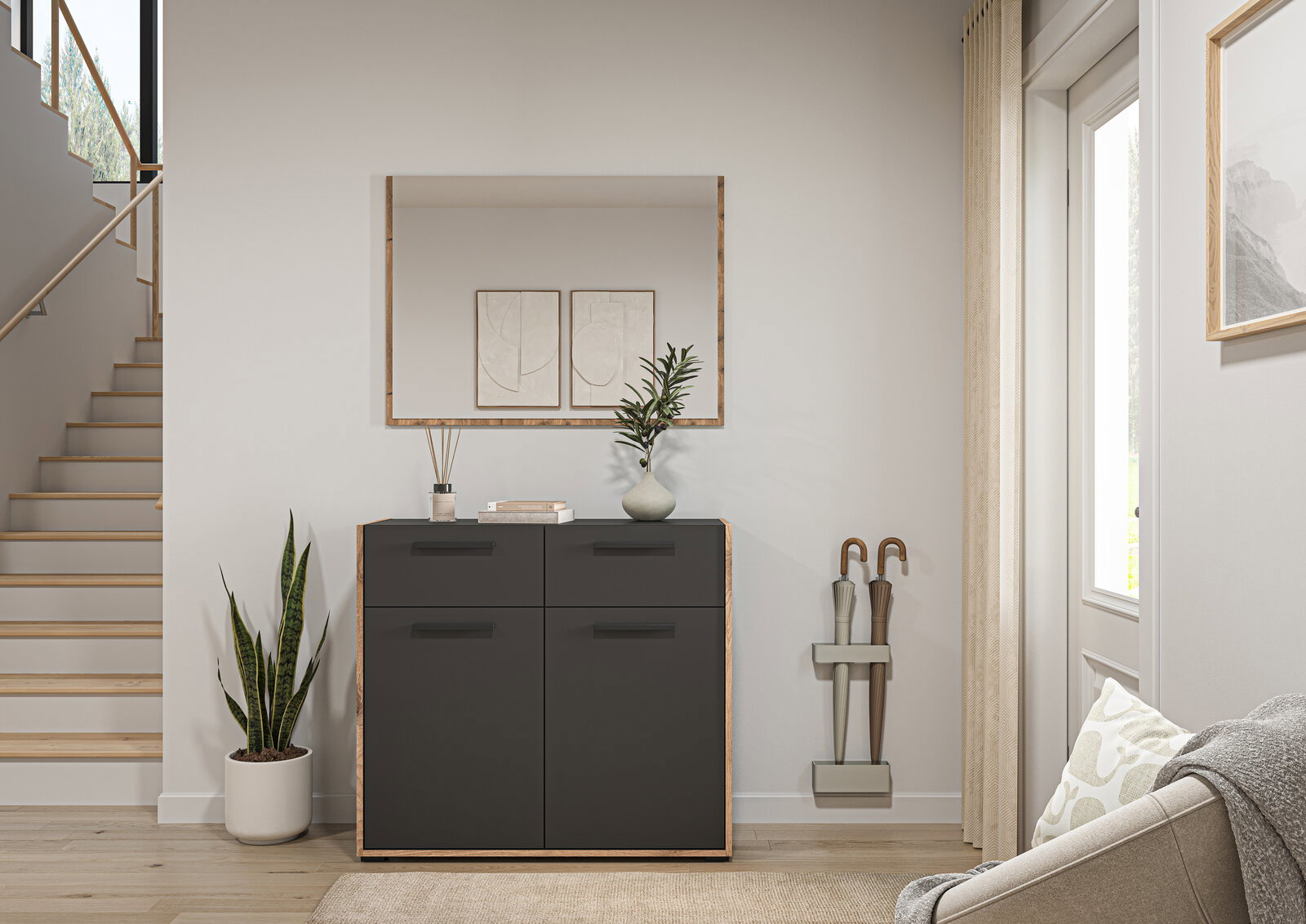 Frontale Ansicht einer modernen schwarzen Kommode mit Holzrahmen im Flur, dekoriert mit Vase und Duftstäbchen, darunter ein großer Wandspiegel; daneben Pflanzen, Treppe und Schirmständer.
