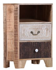 Nachtkommode aus Holz mit zwei Schubladen, eine mit dekorativem Muster und eine mit dunkler Holzoptik, seitliche Perspektive