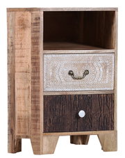 Nachtkommode aus Holz mit zwei Schubladen, eine mit dekorativem Muster und eine mit dunkler Holzoptik, seitliche Perspektive