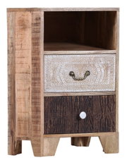 Nachtkommode aus Holz mit zwei Schubladen, eine mit dekorativem Muster und eine mit dunkler Holzoptik, seitliche Perspektive