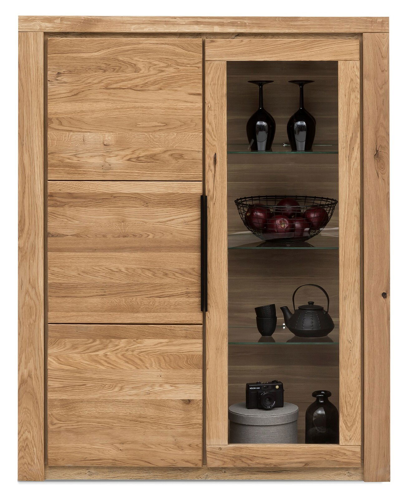 Holzvitrine mit Glastür, linke Perspektive, zeigt Regale mit Dekorationen wie Gläser, Teekanne und Kamera.