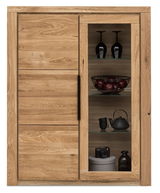 Holzvitrine mit Glastür, linke Perspektive, zeigt Regale mit Dekorationen wie Gläser, Teekanne und Kamera.