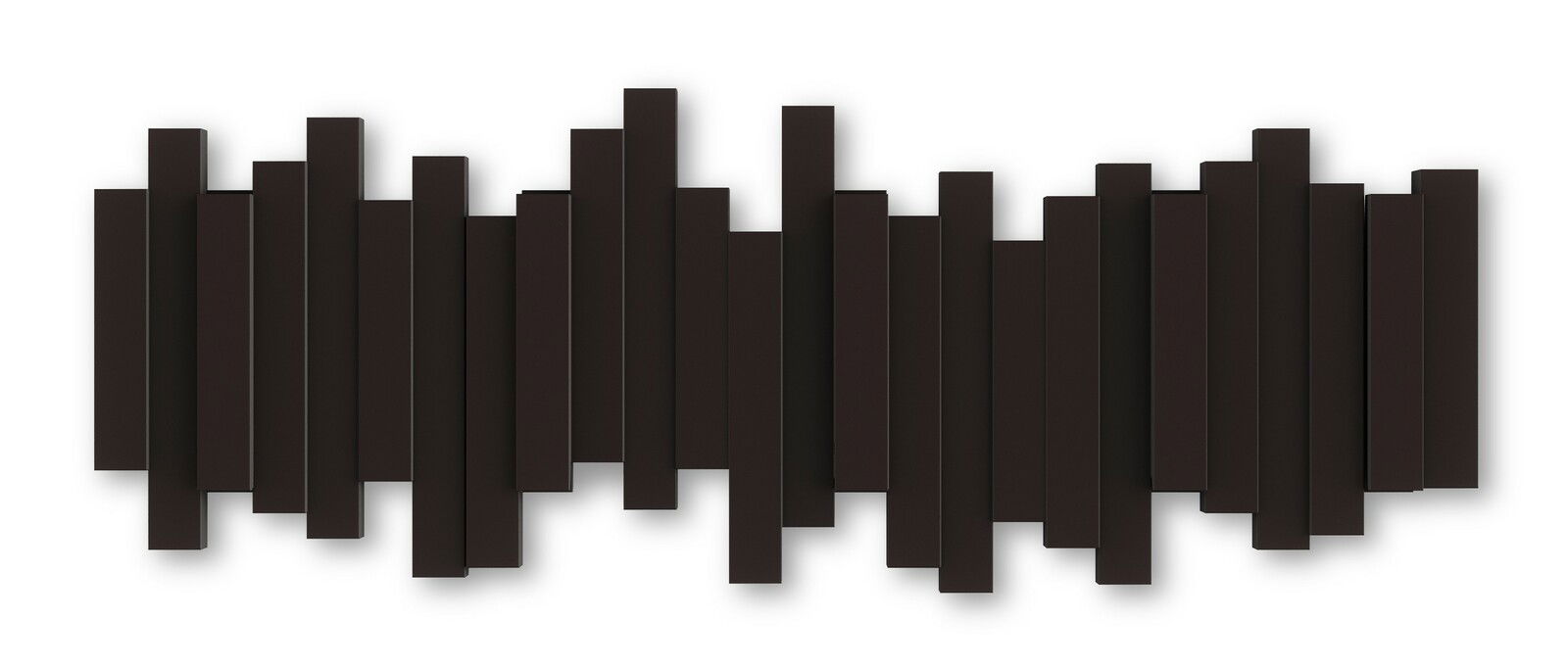 Moderne Wandgarderobe mit vertikalen, unterschiedlich langen schwarzen Streben, frontal betrachtet.