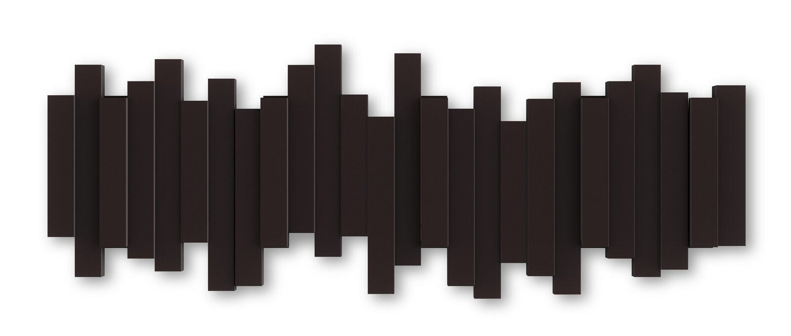 Moderne Wandgarderobe mit vertikalen, unterschiedlich langen schwarzen Streben, frontal betrachtet.