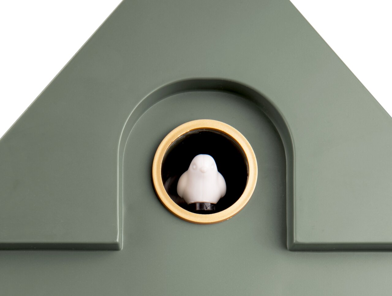Nahaufnahme einer modernen Wanduhr in Form eines Vogelhauses mit einem kleinen weißen Vogel in der Öffnung, aus einer leicht seitlichen Perspektive.