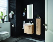 Modernes Gästebad mit hölzernem Waschtisch und Spiegelschrank, seitliche Perspektive