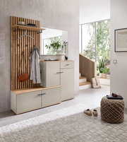 Moderne Kompaktgarderobe in einem hellen Flur mit Holz- und Metallelementen, seitliche Perspektive