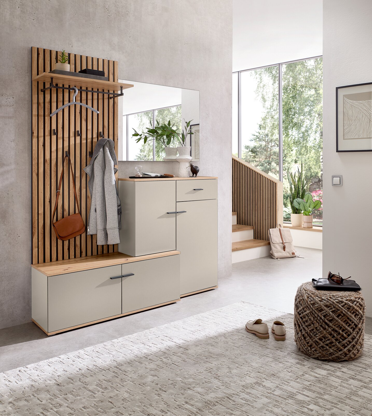 Moderne Kompaktgarderobe in einem hellen Flur mit Holz- und Metallelementen, seitliche Perspektive