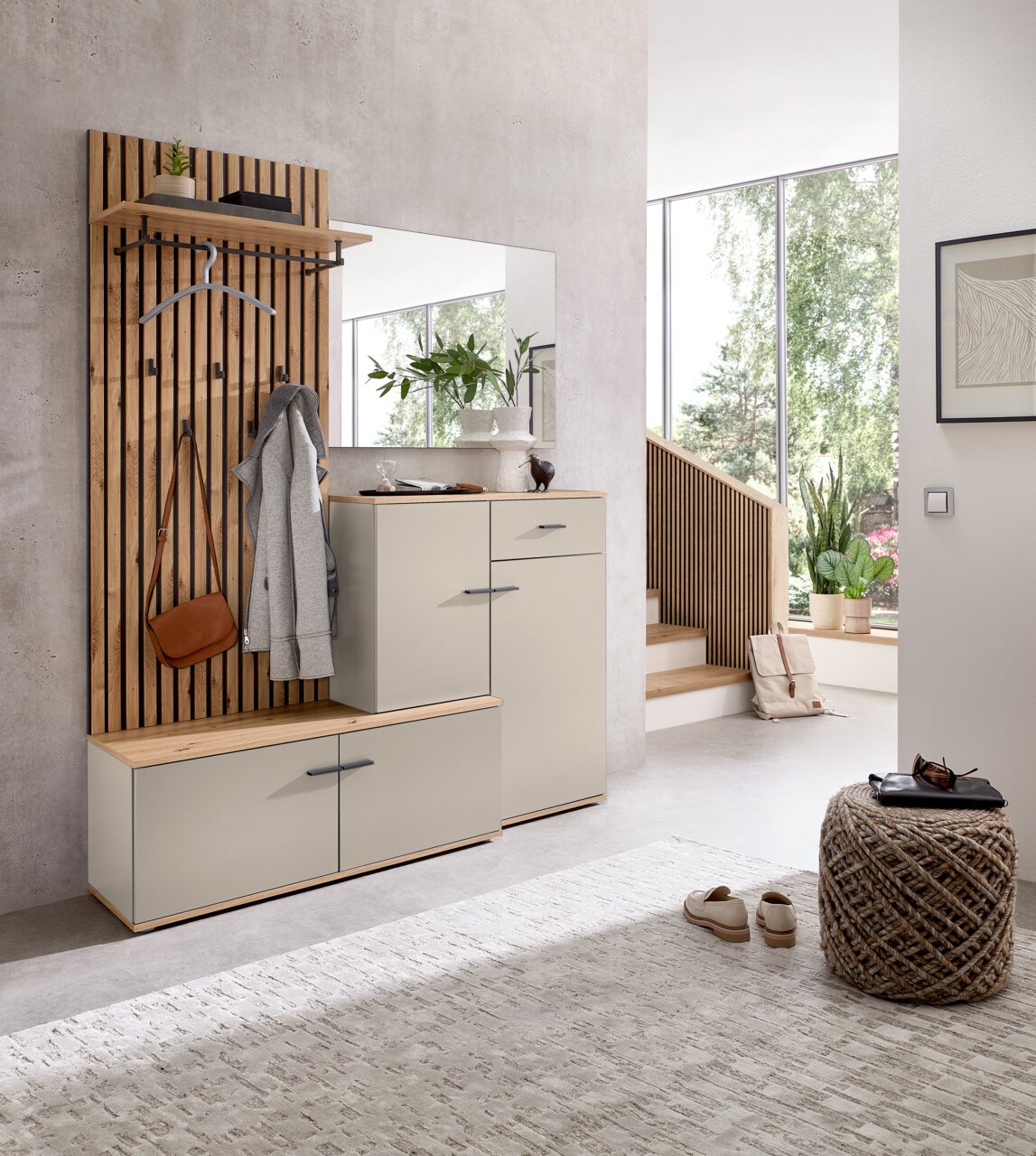 Moderne Kompaktgarderobe in einem hellen Flur mit Holz- und Metallelementen, seitliche Perspektive