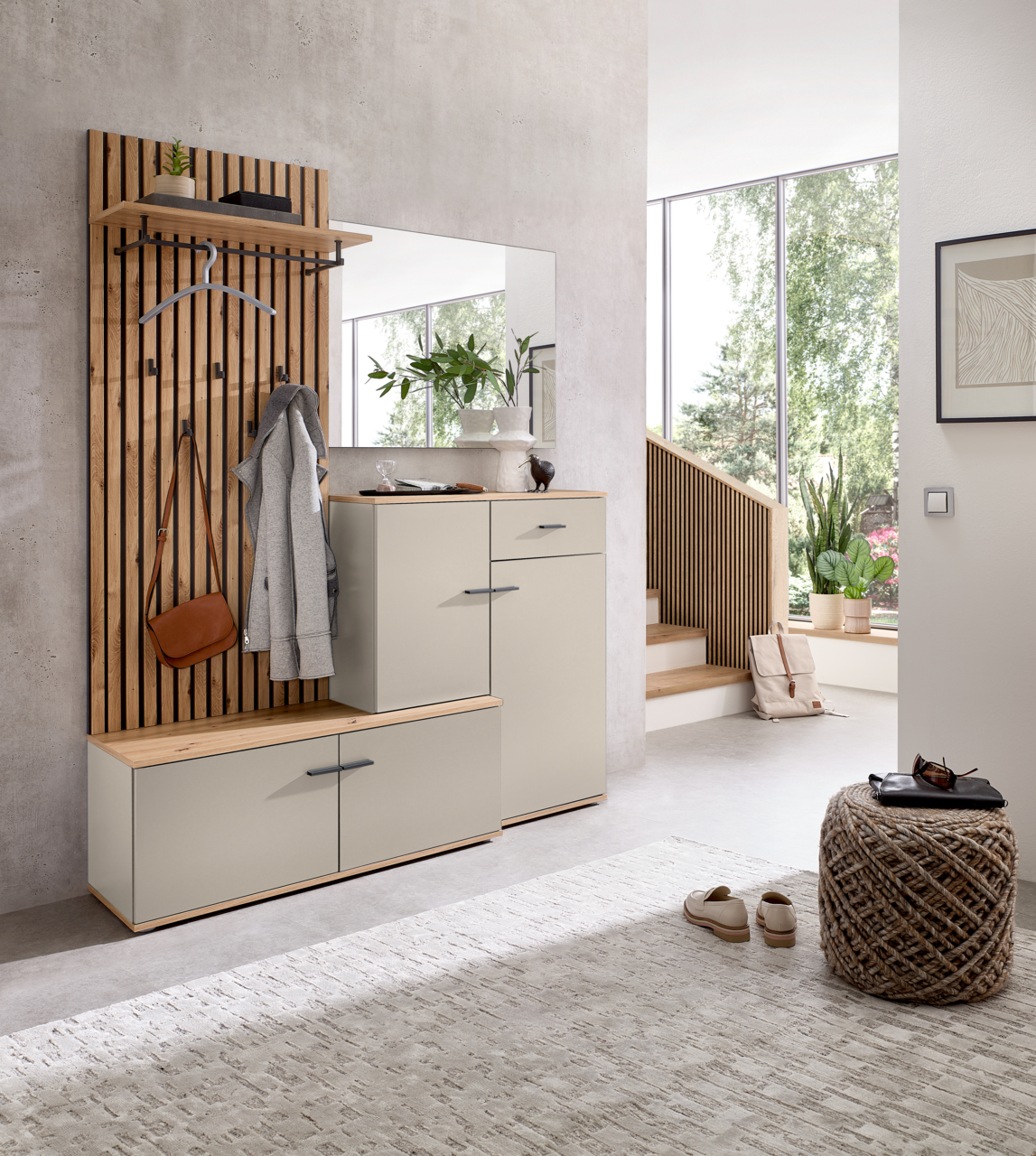 Moderne Kompaktgarderobe in einem hellen Flur mit Holz- und Metallelementen, seitliche Perspektive