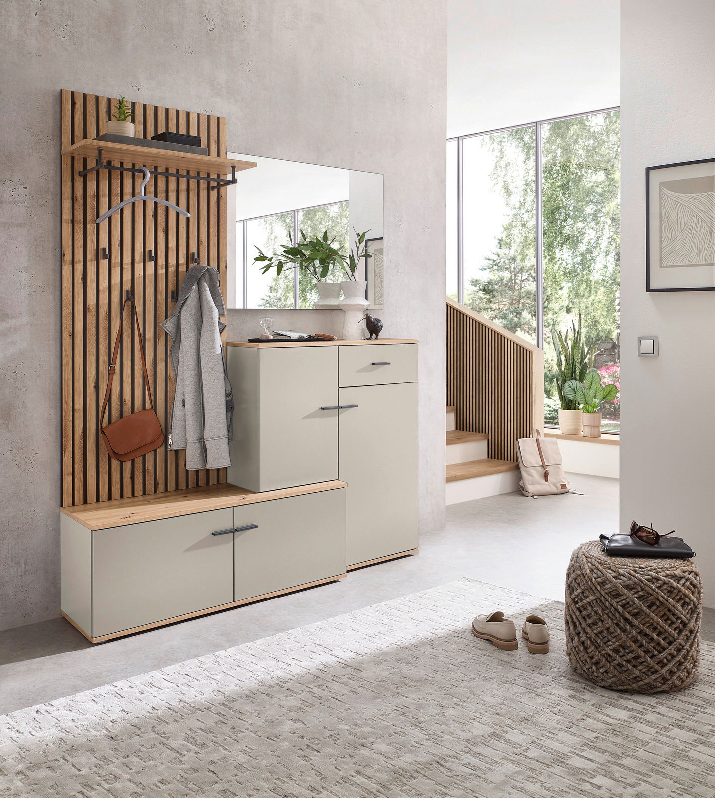 Moderne Kompaktgarderobe in einem hellen Flur mit Holz- und Metallelementen, seitliche Perspektive