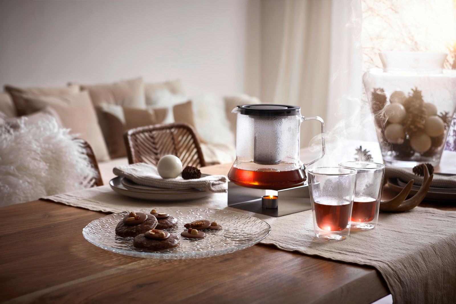 Teekanne Look 1,8 Liter mit Stövchen auf einem gedeckten Tisch, seitliche Perspektive