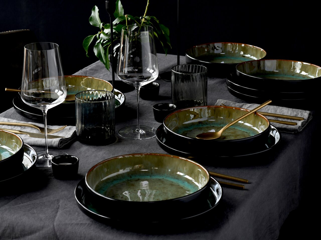 Elegantes Tafelservice 12-tlg in moderner Tischdekoration, seitliche Perspektive