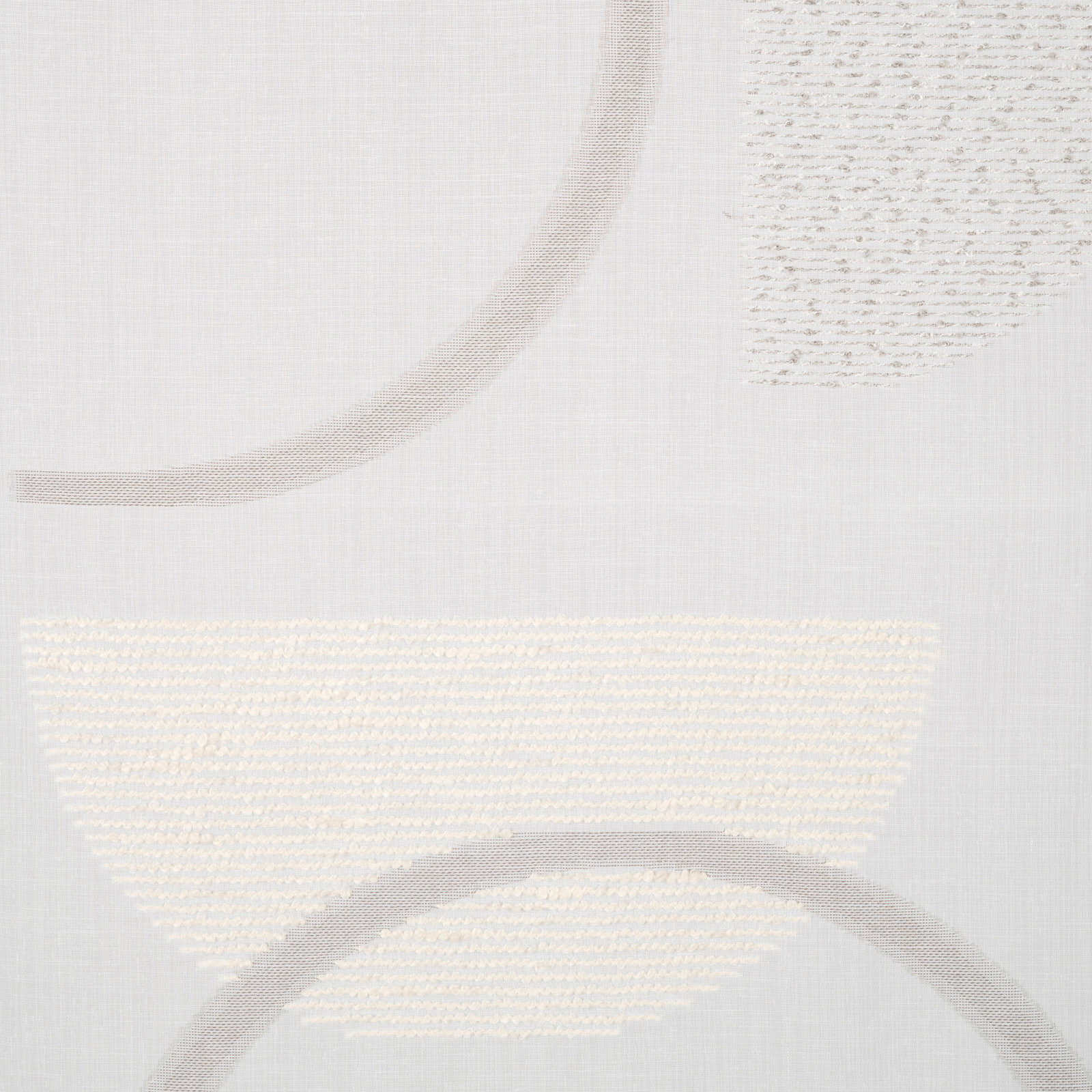 Nahaufnahme eines Flächenvorhangs mit abstraktem Muster in neutralen Tönen.