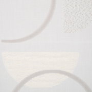 Nahaufnahme eines Flächenvorhangs mit abstraktem Muster in neutralen Tönen.