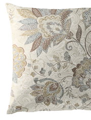 Nahaufnahme eines dekorativen Kissenbezugs mit floralem Muster in Beige-, Braun- und Grautönen.