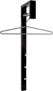 Schwarzer Metall-Kleiderbügelhalter mit ausklappbarem Kleiderbügel und drei Haken/Knöpfen, frontale Ansicht vor weißem Hintergrund.