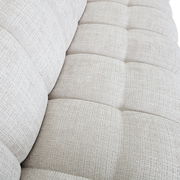 Nahaufnahme eines hellgrauen, strukturierten Big-Sofas aus der Vogelperspektive.