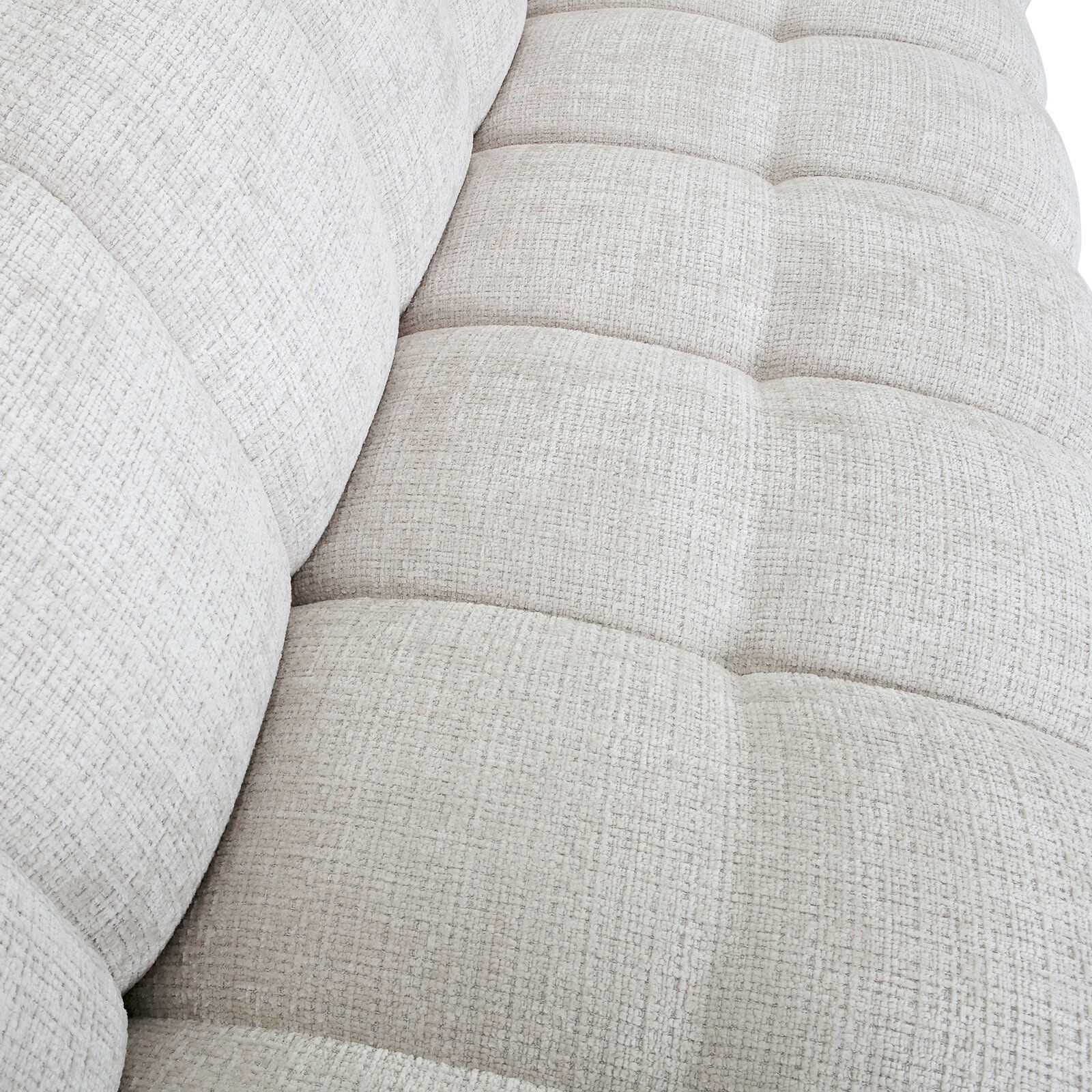 Nahaufnahme eines hellgrauen, strukturierten Big-Sofas aus der Vogelperspektive.