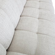 Nahaufnahme eines hellgrauen, strukturierten Big-Sofas aus der Vogelperspektive.