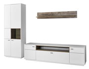 Moderne Wandkombination in Weiß mit Holzdetails, bestehend aus einem hohen Schrank, einem niedrigen TV-Schrank und einem Wandregal. Frontalansicht.