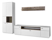 Moderne wandcombinatie in wit met houten details, bestaande uit een hoge kast, een lage tv-kast en een wandrek. Vooraanzicht.