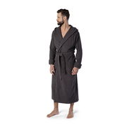 Mann in einem dunkelgrauen Kapuzenbademantel Größe L, stehend in seitlicher Perspektive.