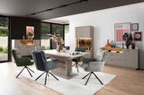 Modernes Highboard in einem stilvollen Wohnzimmer, frontal betrachtet, mit eleganter Beleuchtung und Dekoration.
