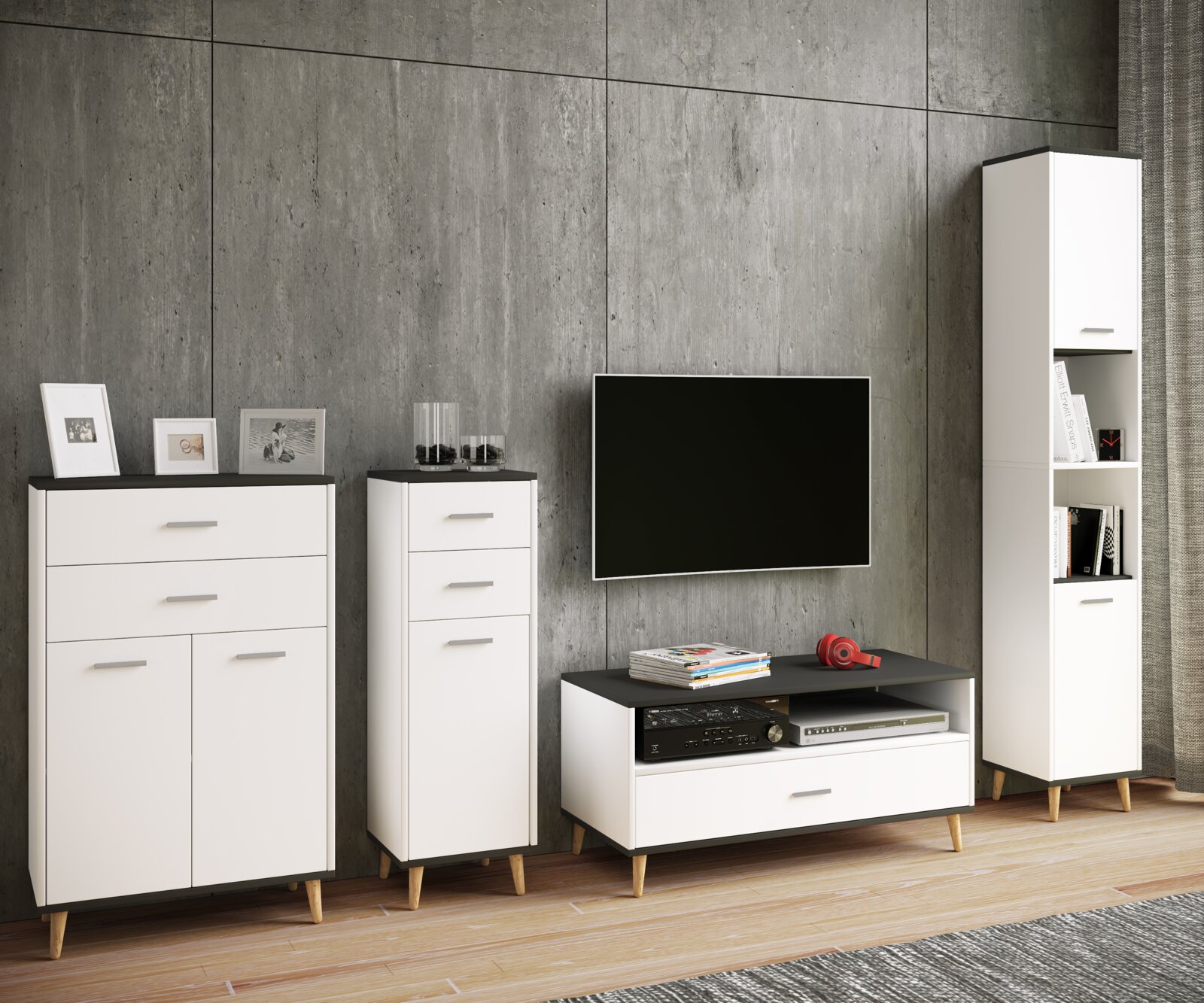 Modernes Wohnzimmermöbel-Set in Weiß mit schwarzen Oberflächen und Holzfüßen (Sideboard, Schubladenkommode, TV-Lowboard und hoher Vitrine), frontale Ansicht mit leichter Perspektive von links.