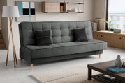 Graues Schlafsofa mit drei Sitzplätzen, frontal fotografiert, in einem modernen Wohnzimmer mit Holzmöbeln und Dekorationen.