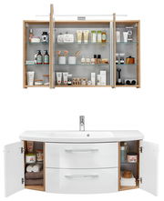 Badezimmerkombination mit Spiegelschrank und Waschbeckenunterschrank, frontal fotografiert. Der Spiegelschrank zeigt geöffnete Türen mit Pflegeprodukten, der Unterschrank hat offene Türen mit Handtüchern und Pflegeartikeln.