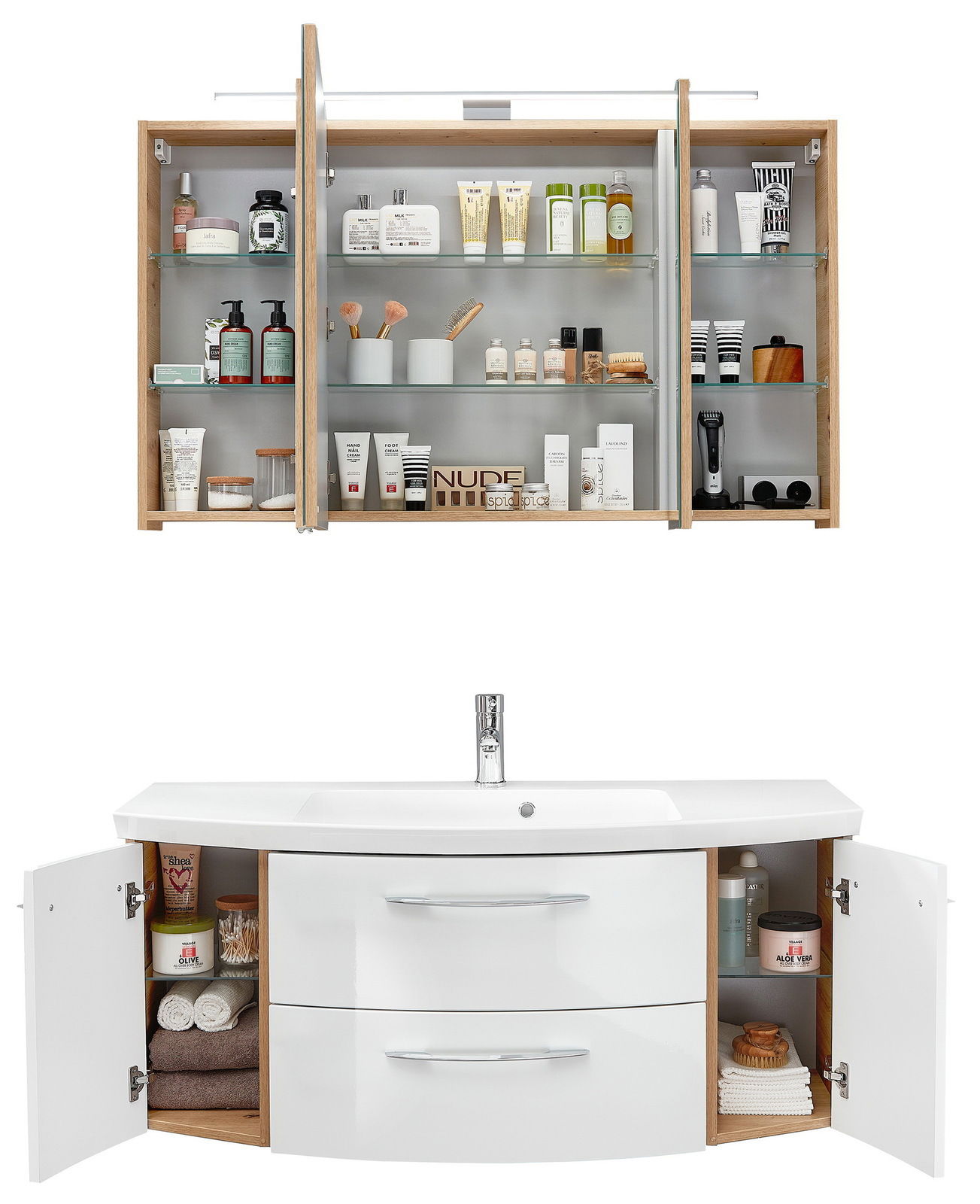 Badezimmerkombination mit Spiegelschrank und Waschbeckenunterschrank, frontal fotografiert. Der Spiegelschrank zeigt geöffnete Türen mit Pflegeprodukten, der Unterschrank hat offene Türen mit Handtüchern und Pflegeartikeln.
