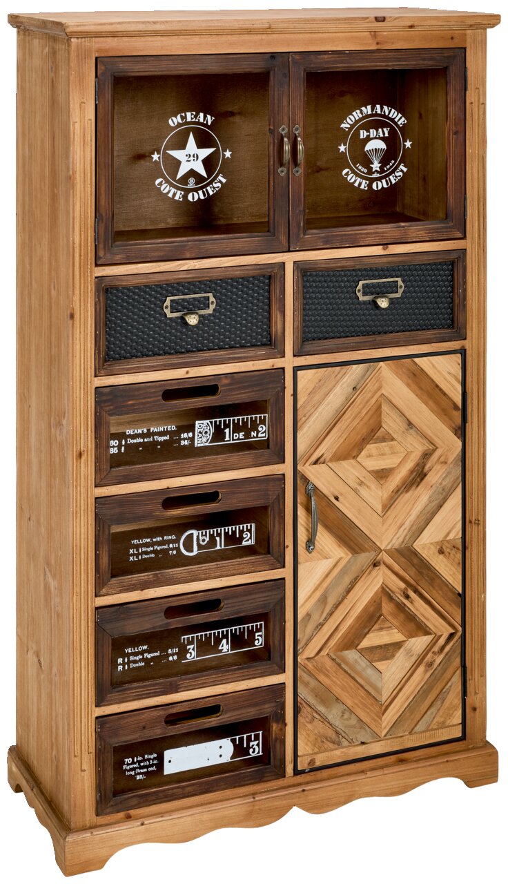 Rustikale Kommode aus Holz mit verschiedenen Schubladen und Türen, dekoriert mit Aufdrucken und Mustern, seitliche Perspektive