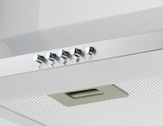 Nahaufnahme einer modernen Dunstabzugshaube mit Bedienknöpfen und Metallgitter, seitliche Perspektive.