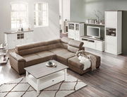 Gemütliches Wohnzimmer mit modernem Sideboard in heller Holzoptik, frontal betrachtet.