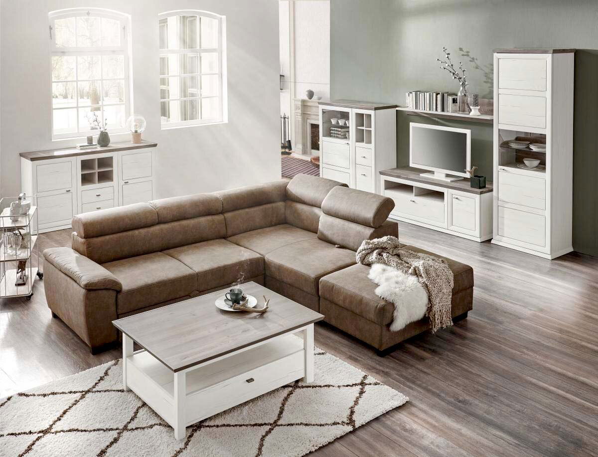 Gemütliches Wohnzimmer mit modernem Sideboard in heller Holzoptik, frontal betrachtet.