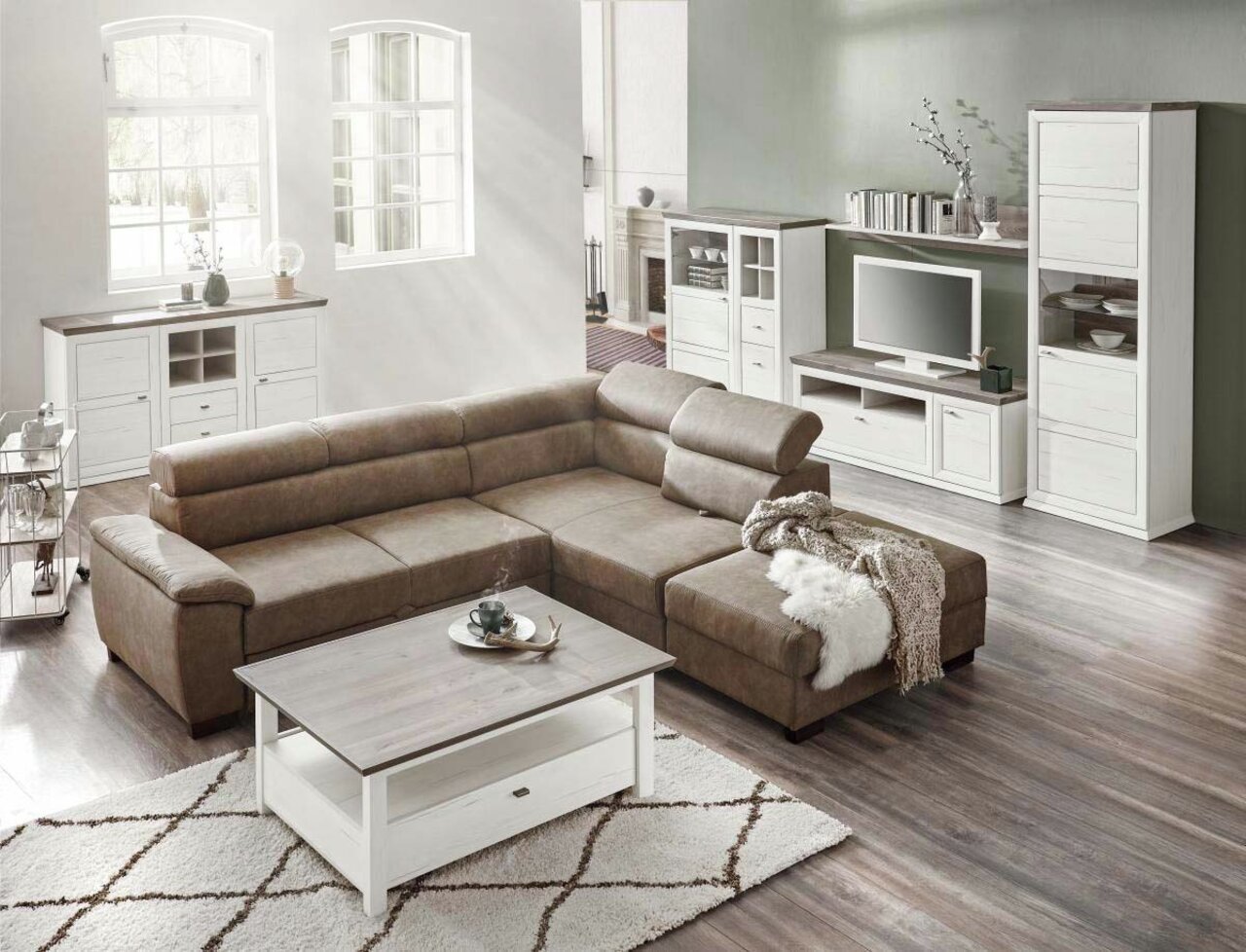 Gemütliches Wohnzimmer mit modernem Sideboard in heller Holzoptik, frontal betrachtet.