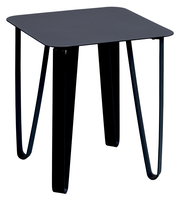 Moderner schwarzer Beistelltisch mit Metallbeinen, seitliche Perspektive