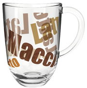 Transparente Tasse mit bunten Schriftzügen in Braun- und Beigetönen, seitliche Perspektive