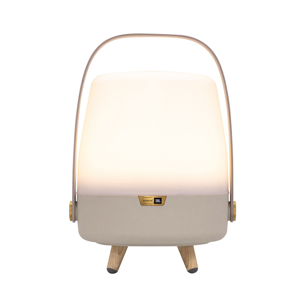 Frontansicht einer tragbaren Lampe mit Holzfüßen und einem Griff, die in einem modernen Design gehalten ist. Die Lampe hat eine sandfarbene Basis und ein leuchtendes Oberteil mit JBL-Logo.