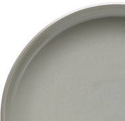 Nahaufnahme eines grauen Tellers aus dem 16-teiligen Kombiservice Linz, von oben betrachtet.