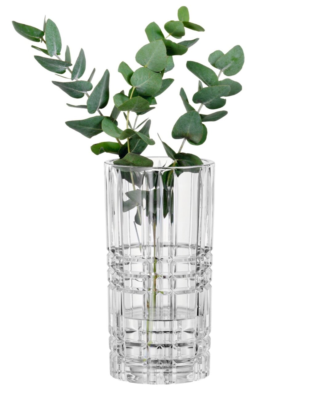 Vazen van helder glas met een geometrisch patroon, gevuld met groene eucalyptustakjes, zijaanzicht