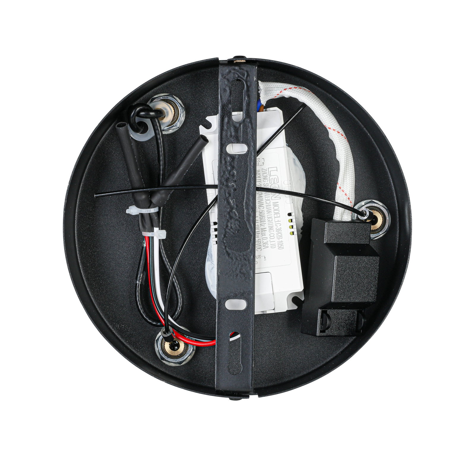 Ansicht von oben auf die runde Basis einer LED-Hängeleuchte mit sichtbaren Kabeln und Befestigungselementen.