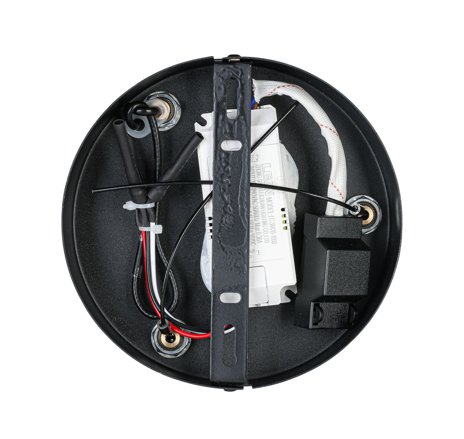 Ansicht von oben auf die runde Basis einer LED-Hängeleuchte mit sichtbaren Kabeln und Befestigungselementen.