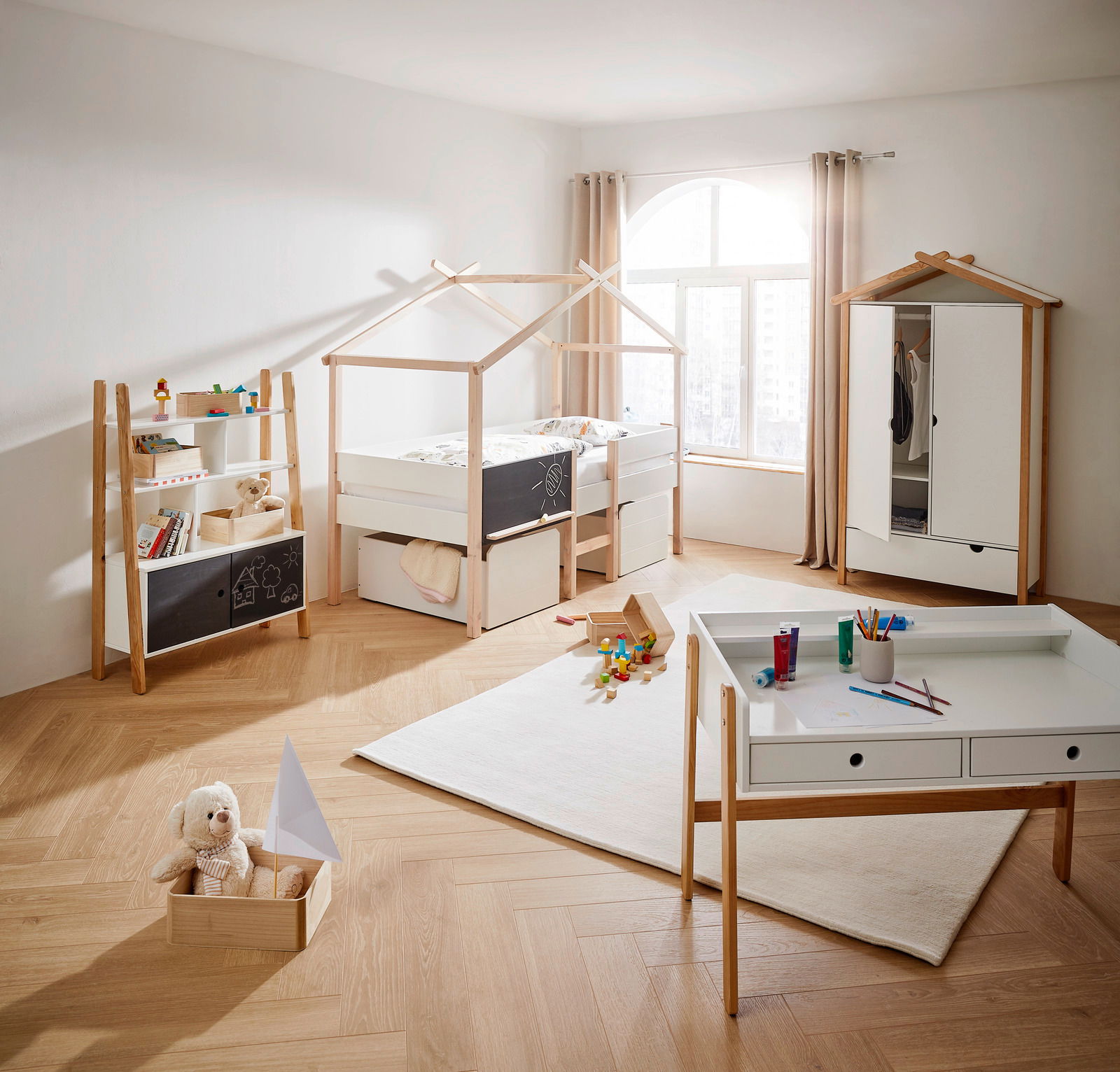 Kinderzimmer mit Hausbett, Kleiderschrank, Bücherregal und Schreibtisch in heller, moderner Einrichtung. Perspektive von vorne.