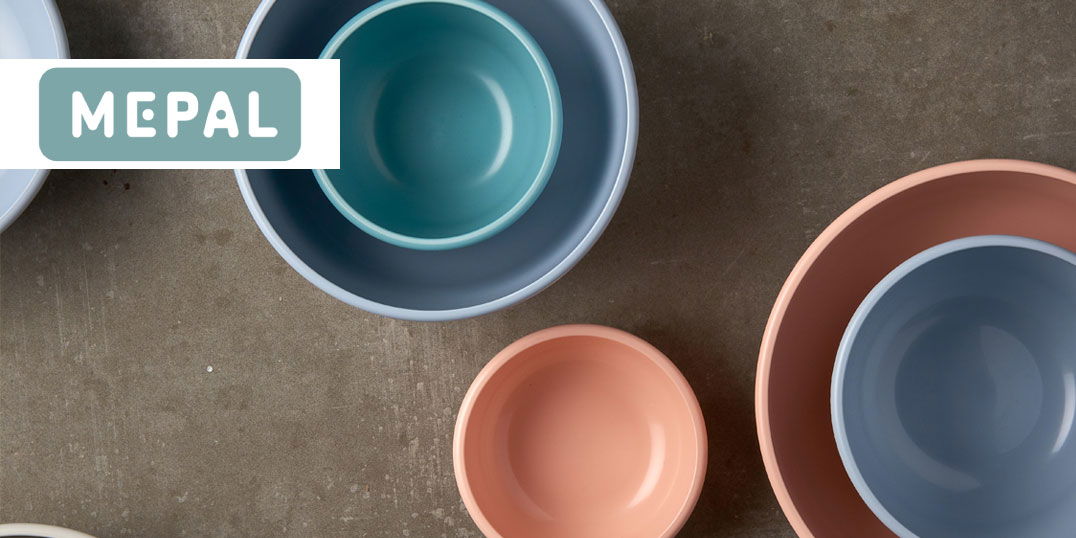 Bunte Mepal-Schalen in Pastelltönen und verschiedenen Größen.