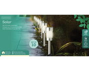 Set von 10 Solar Stabbeleuchten aus Edelstahl, auf einem Gartenweg installiert, mit warmweißem Licht und einer Betriebsdauer von bis zu 6 Stunden. Perspektive von der Seite.