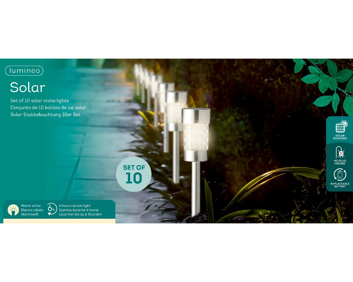 Set von 10 Solar Stabbeleuchten aus Edelstahl, auf einem Gartenweg installiert, mit warmweißem Licht und einer Betriebsdauer von bis zu 6 Stunden. Perspektive von der Seite.