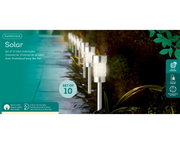 Set von 10 Solar Stabbeleuchten aus Edelstahl, auf einem Gartenweg installiert, mit warmweißem Licht und einer Betriebsdauer von bis zu 6 Stunden. Perspektive von der Seite.